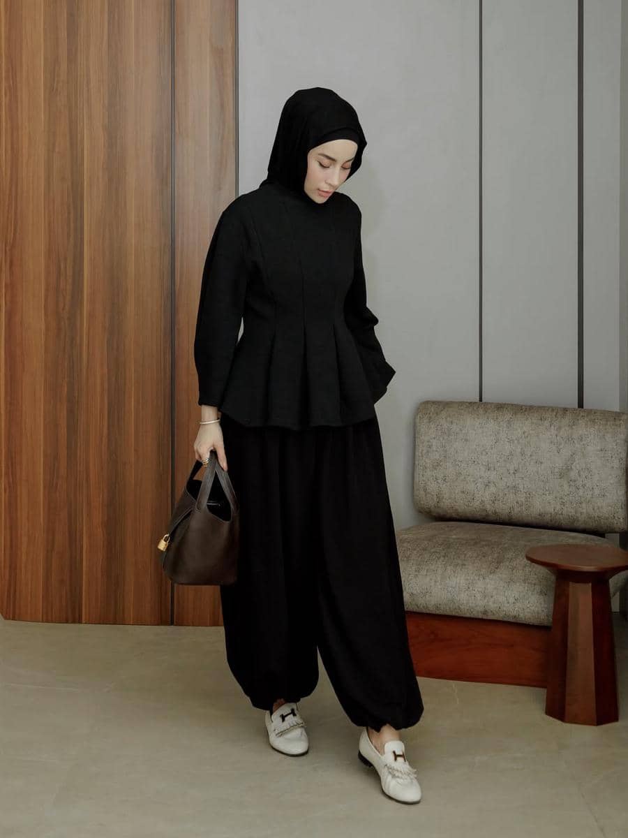 inspirasi outfit liburan ala Aghnia Punjabi 