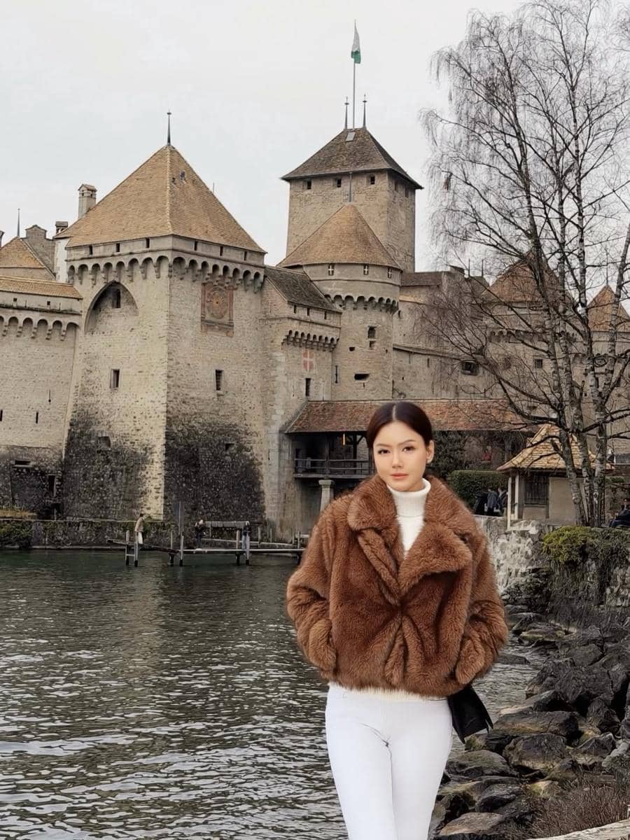 Nita Gunawan berkeliling Kota Montreux, Switzerland.