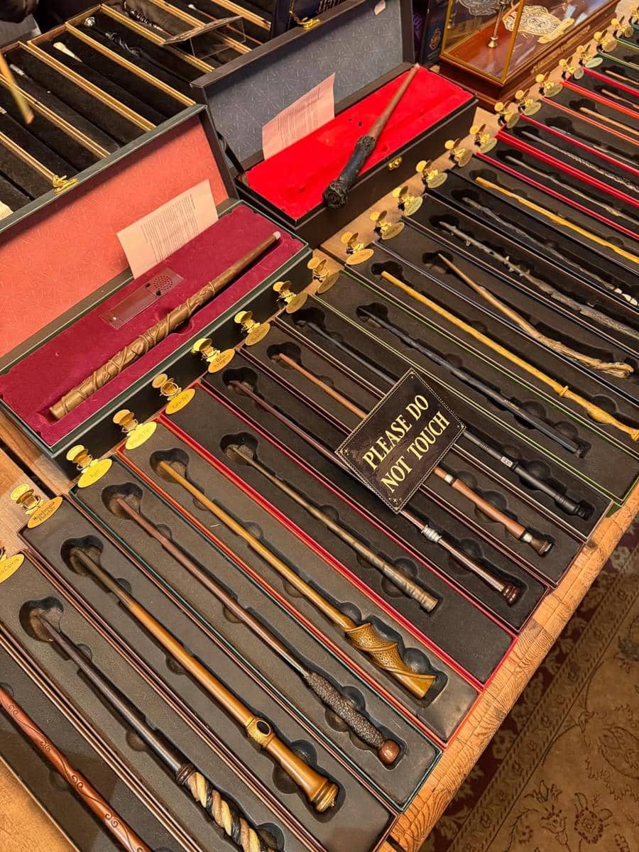 Neona Ayu jalan-jalan di Victoria Street, Edinburgh