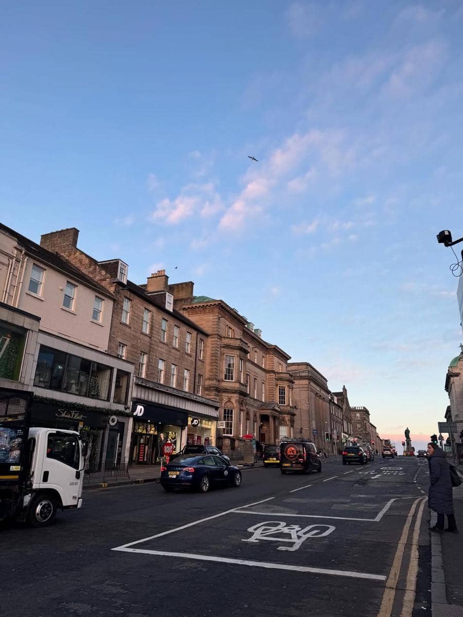 Neona Ayu jalan-jalan di Victoria Street, Edinburgh