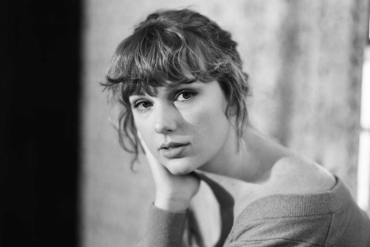 Taylor Swift dalam album evermore