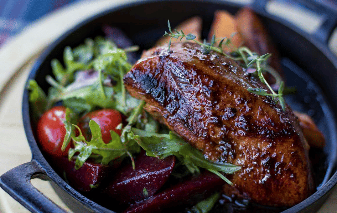 ilustrasi daging Panggang Di Panci Masak Hitam(pexels.com/Valeria Boltneva)