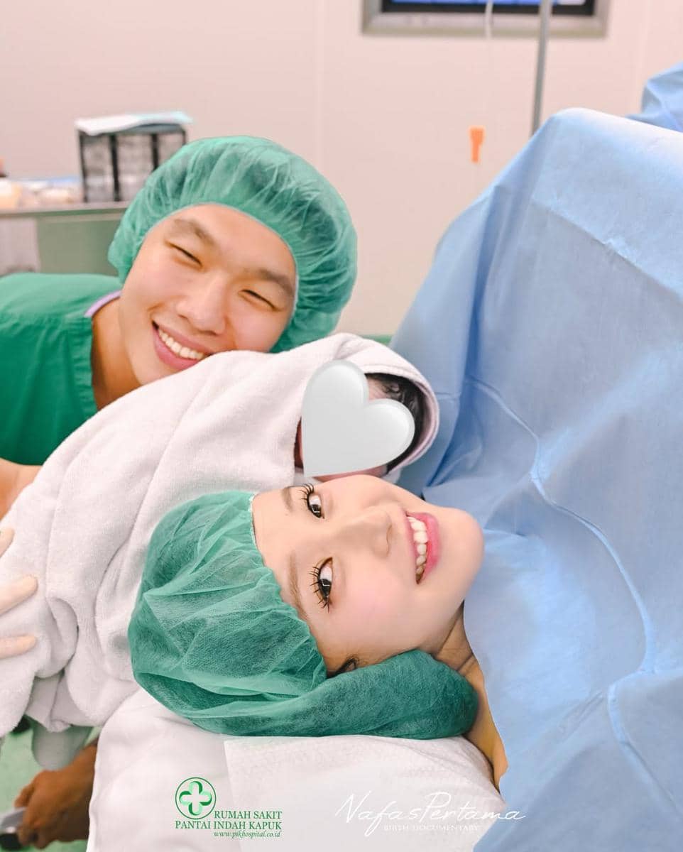 momen Nita Vior melahirkan