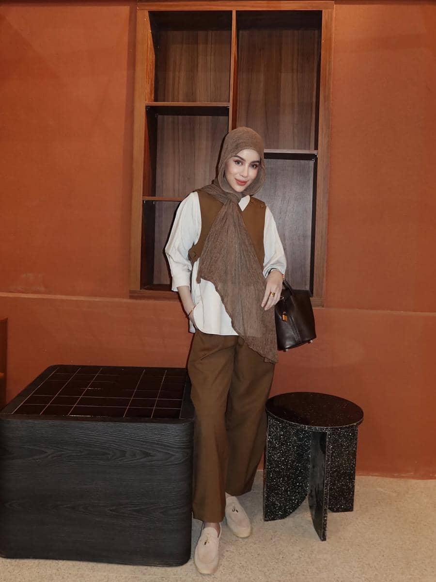 inspirasi outfit liburan ala Aghnia Punjabi 