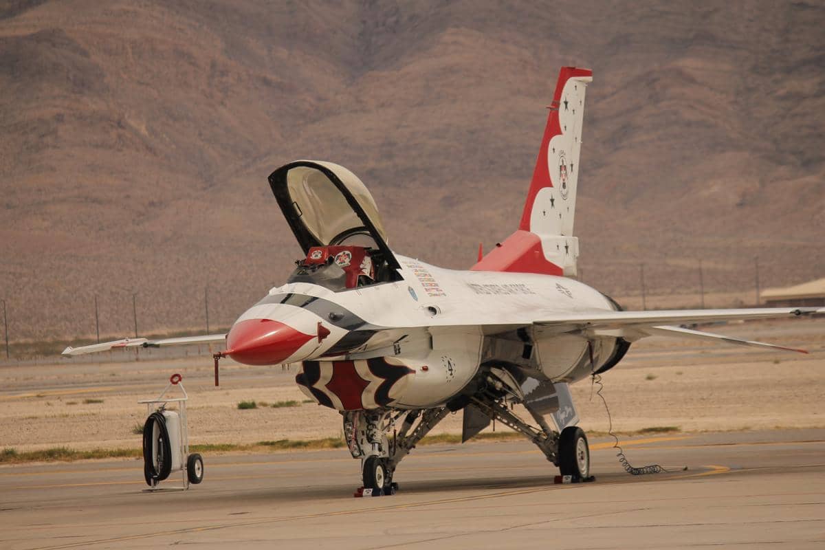 potret jet tempur F-16C yang menjadi pesawat demonstrator tim aerobatik Thunderbirds