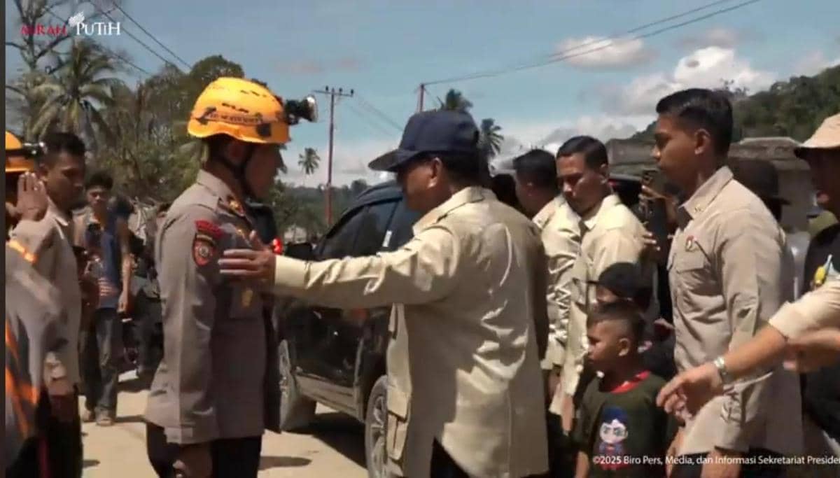 Kala Presiden Prabowo Berhenti untuk Sapa Pencari Korban Hilang di Tapsel (Youtube.com/Sekretariat Presiden)