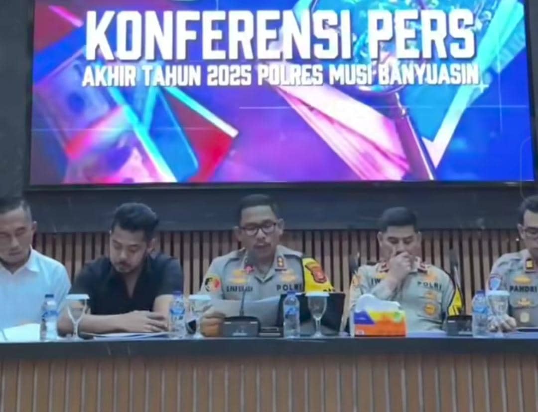 Kapolres Muba AKBP God Parlasro Sinaga didampingi pejabat utama Polres Muba memaparkan capaian kinerja penegakan hukum sepanjang tahun 2025 dalam konferensi pers akhir tahun di Mapolres Muba.