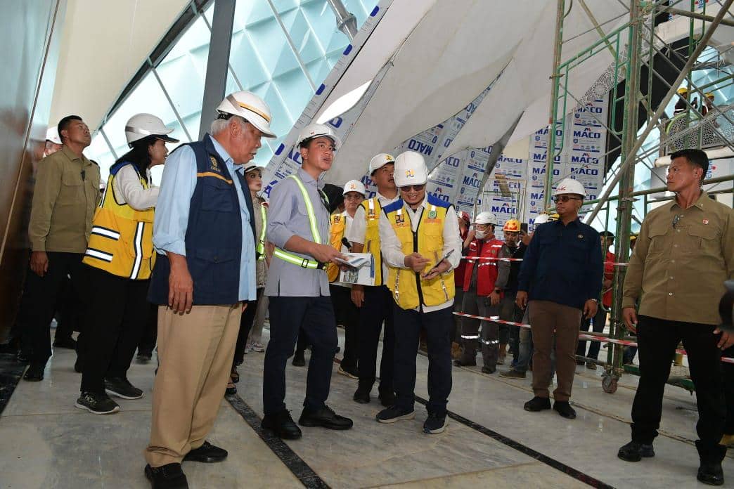 Wakil Presiden (Wapres) RI, Gibran Rakabuming meninjau pembangunan Masjid Negara Ibu Kota Nusantara (IKN), Kalimantan Timur
