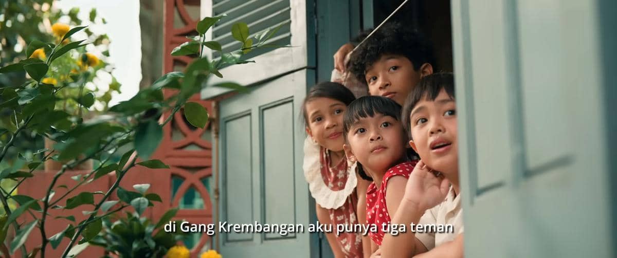 Tinggal di Gang Krembangan, Na Willa selalu bermain dengan ketiga temannya, Farida, Dul, dan Bud