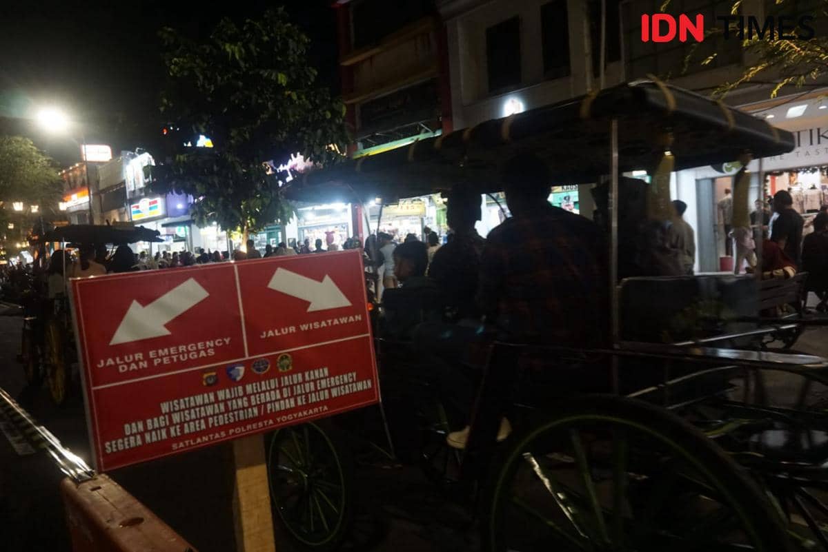 Pemerintah Kota Yogyakarta bersama kepolisian menutup akses kendaraan bermotor di kawasan Malioboro jelang malam pergantian tahun baru, Rabu (31/12/2025). 