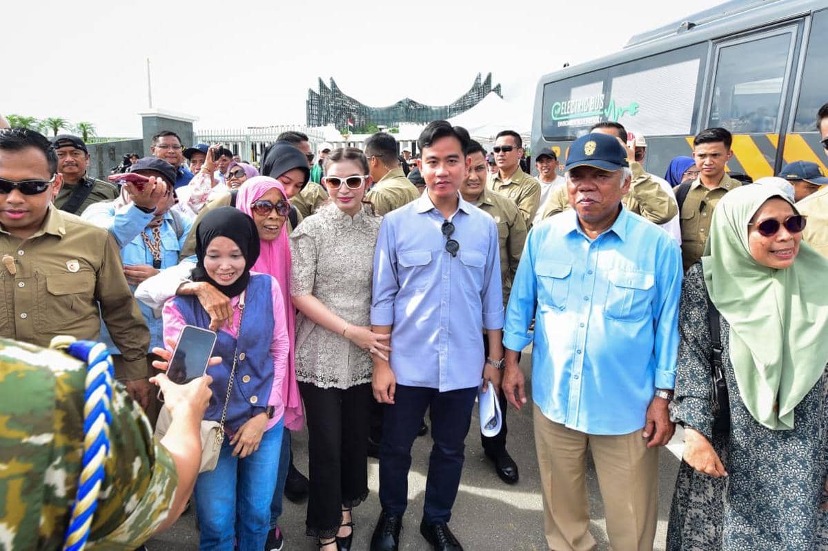 Wapres, Gibran Rakabuming beserta istri ditengah-tengah warga pengunjung IKN. Foto Humas OIKN