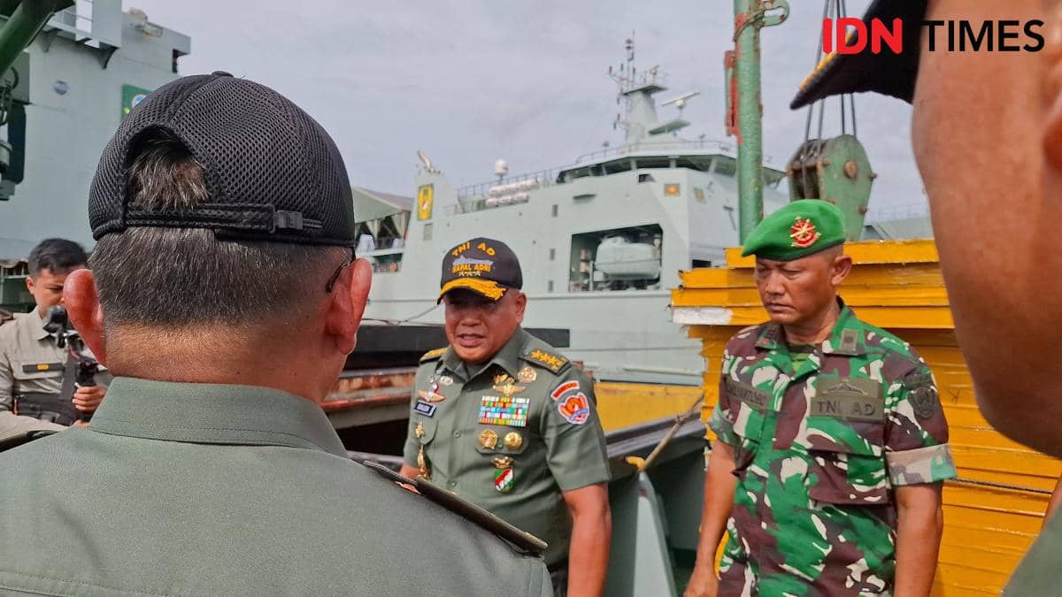 Wakil Kepala Staf Angkatan Darat (Wakasad), Letnan Jenderal (Letjen) TNI Muhammad Saleh Mustafa saat meninjau pengirimam dua set jembatan Bailey ke Aceh. (IDN Times/Amir Faisol).