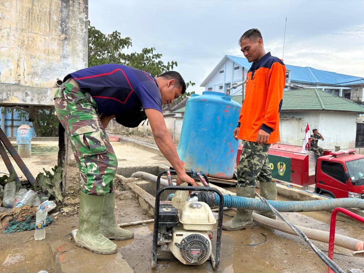 Distribusi air bersih menggunakan mobil tangki air ke Gampong Air Tenang, Kecamatan Karang Baru, Kabupaten Aceh Tamiang, Selasa (30/12/2025). (Dok. BNPB)