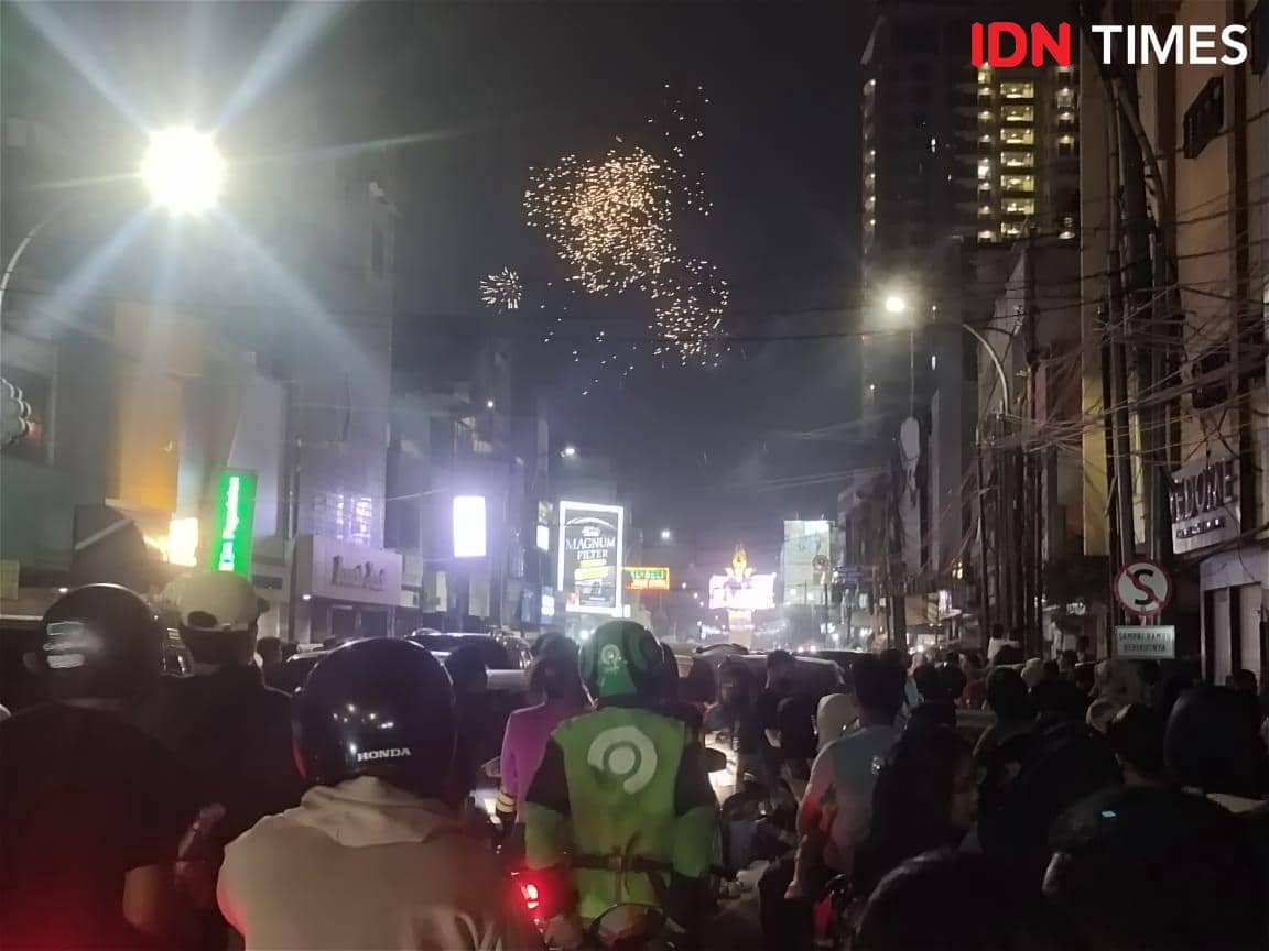Suasana di Jalan Zainul Arifin Kota Medan menyambut pergantian tahun baru 2026 Masehi (IDN Times/Indah Permata Sari)