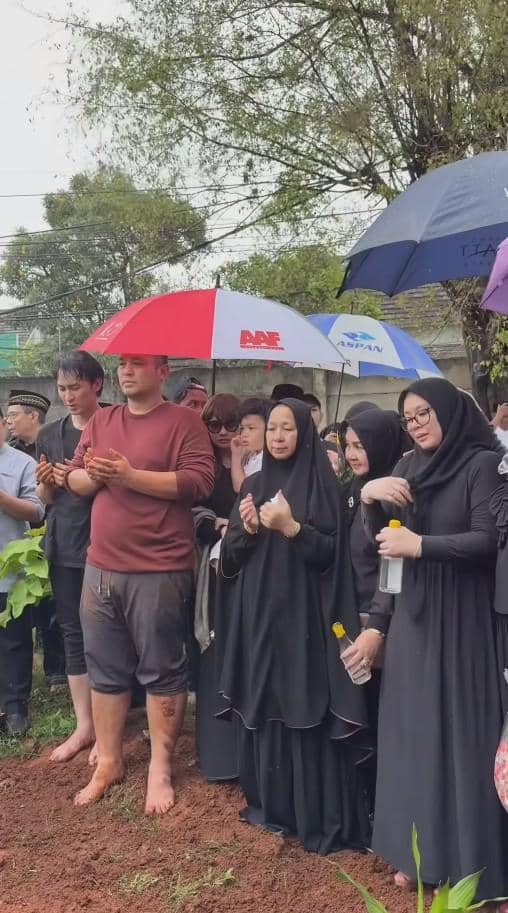 Pemakaman Ayah Gilang Dirga (instagram.com/irfanhakim75)