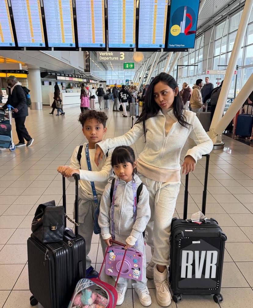 potret seleb single mom liburan bareng anak