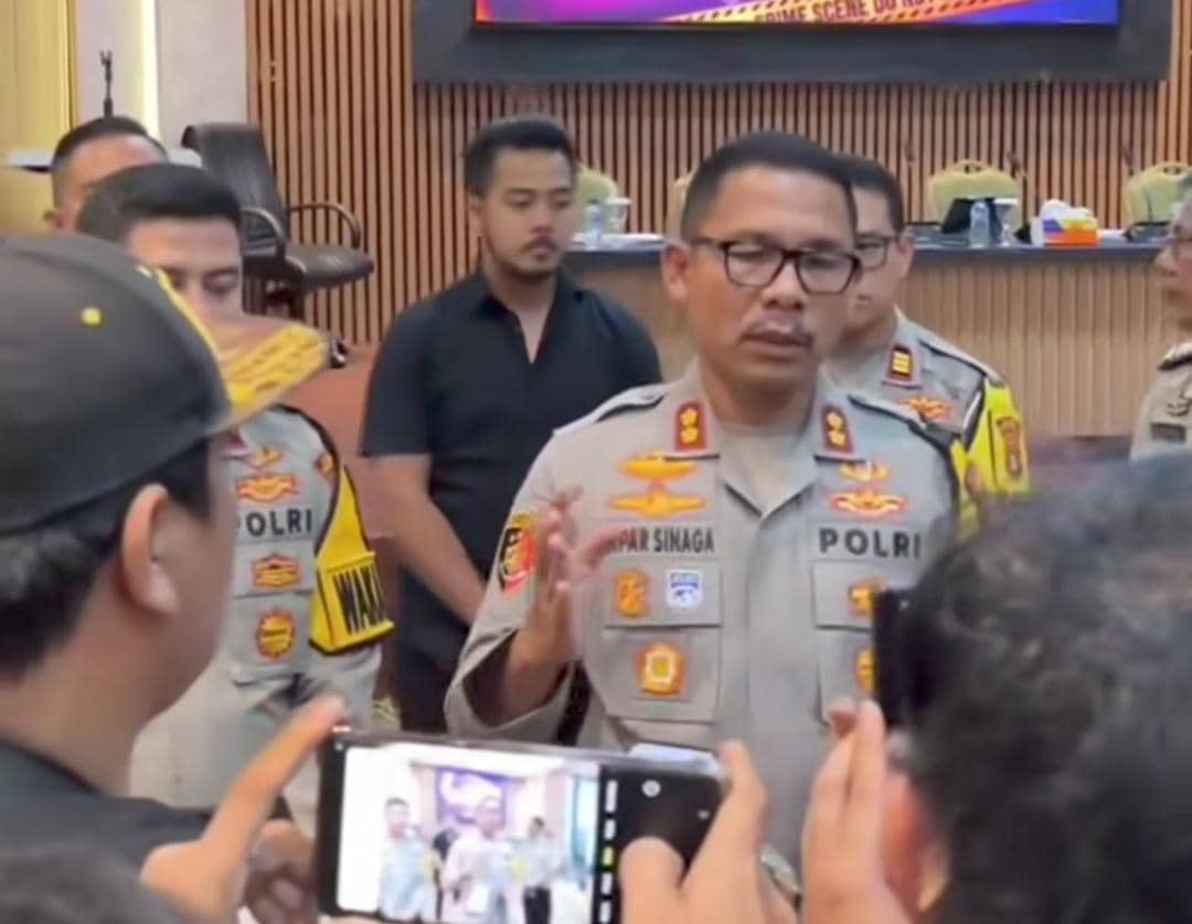 Kapolres Muba AKBP God Parlasro Sinaga didampingi pejabat utama Polres Muba memaparkan capaian kinerja penegakan hukum sepanjang tahun 2025 dalam konferensi pers akhir tahun di Mapolres Muba.