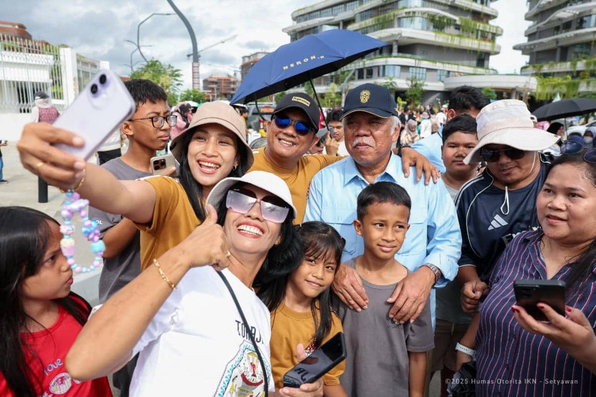 Kepala Otorita IKN, Basuki Hadimuljono bersama warga pengunjung IKN. Foto Humas OIKN