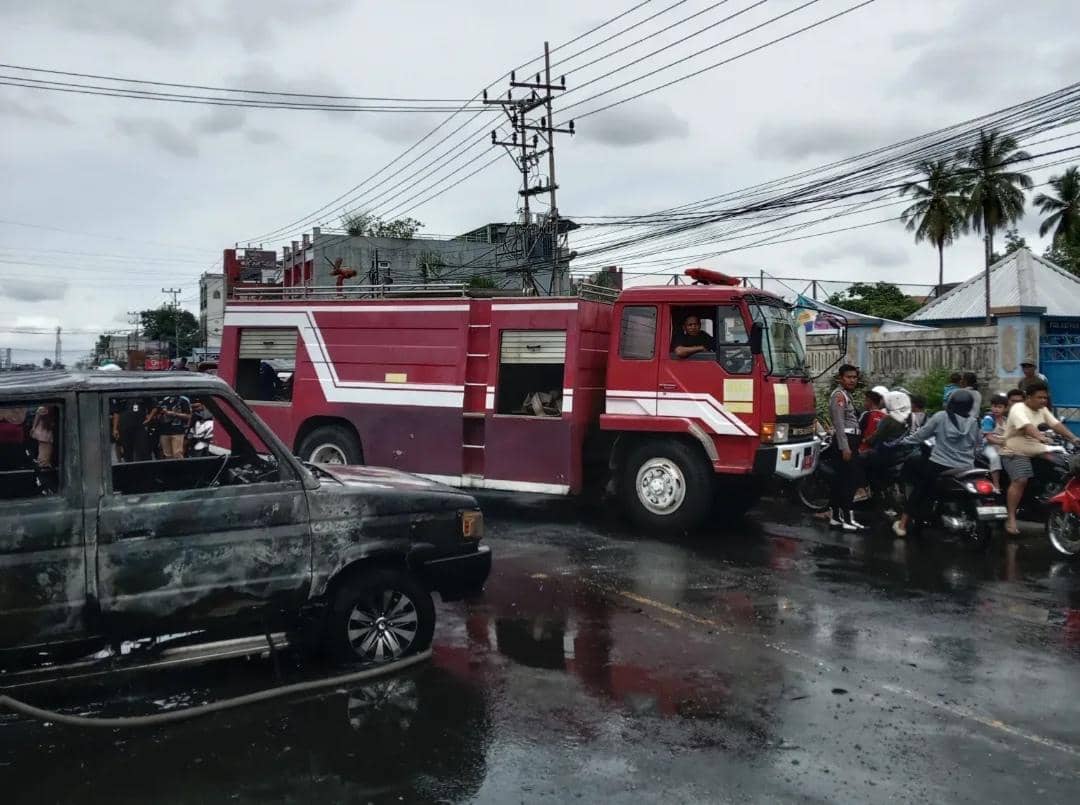 Mobil Kijang terbakar di bengkel knalpot Linggau.