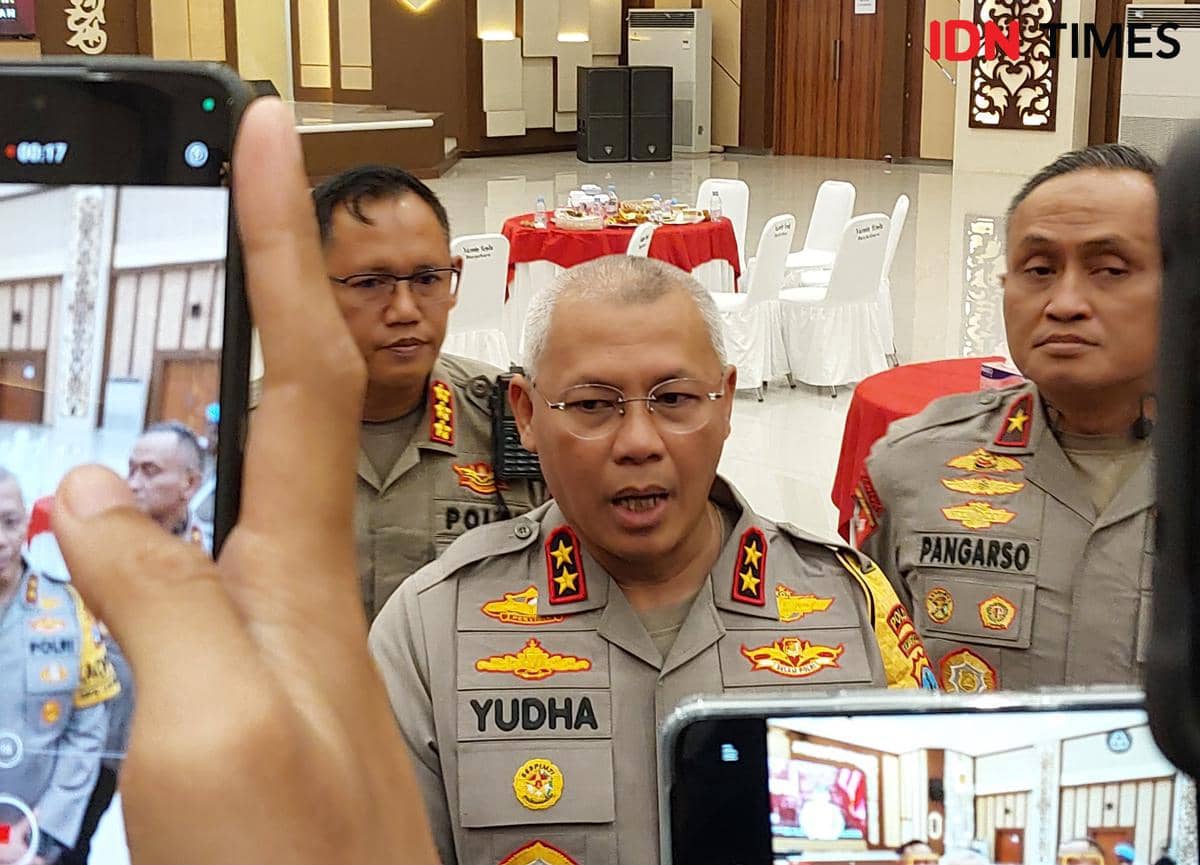 Kapolda Kalsel Irjen Pol Rosyanto Yudha meminta masyarakat tidak menyalakan kembang api di malam tahun baru 2026. (Hendra Lianor/IDN Times)