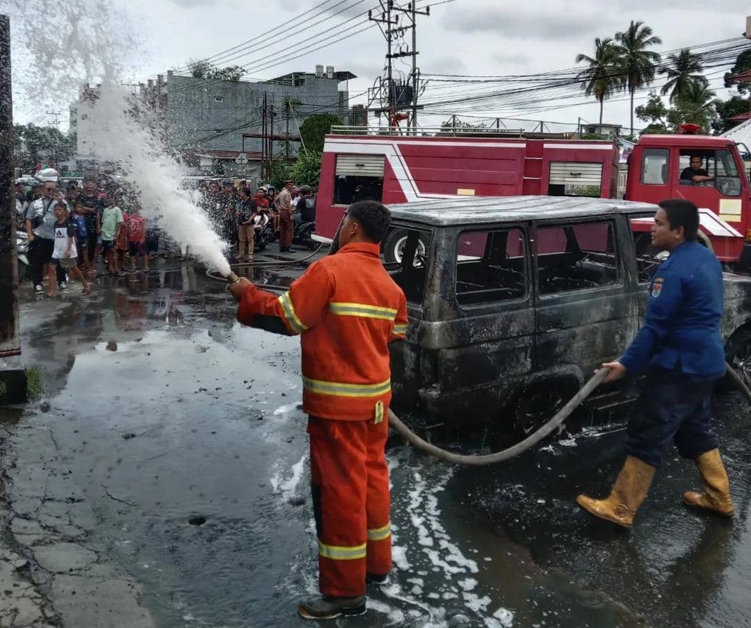 Mobil Kijang terbakar di bengkel knalpot Linggau.
