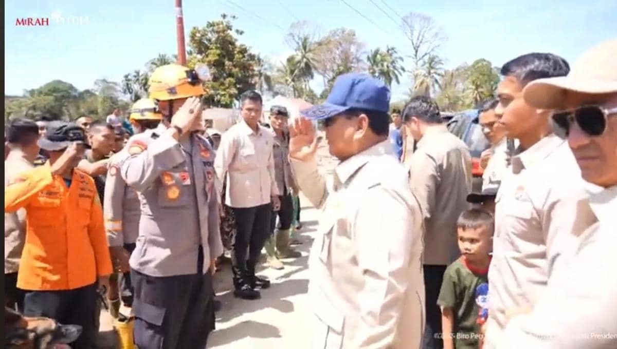 Kala Presiden Prabowo Berhenti untuk Sapa Pencari Korban Hilang di Tapsel (Youtube.com/Sekretariat Presiden)
