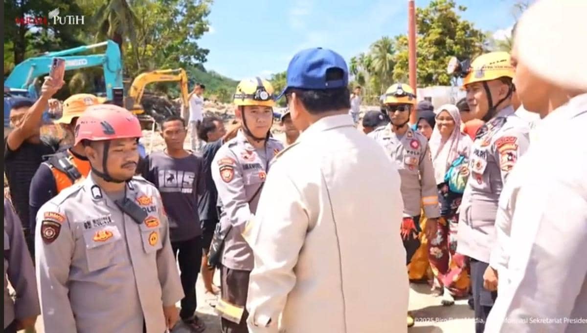 Kala Presiden Prabowo Berhenti untuk Sapa Pencari Korban Hilang di Tapsel (Youtube.com/Sekretariat Presiden)