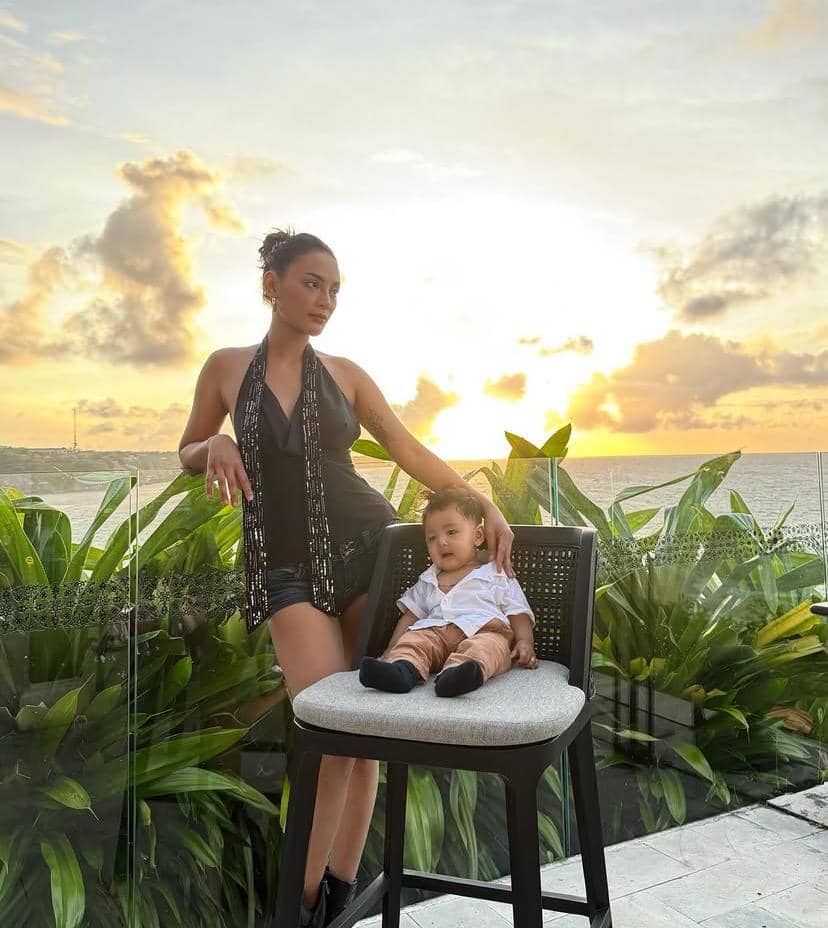 potret seleb single mom liburan bareng anak