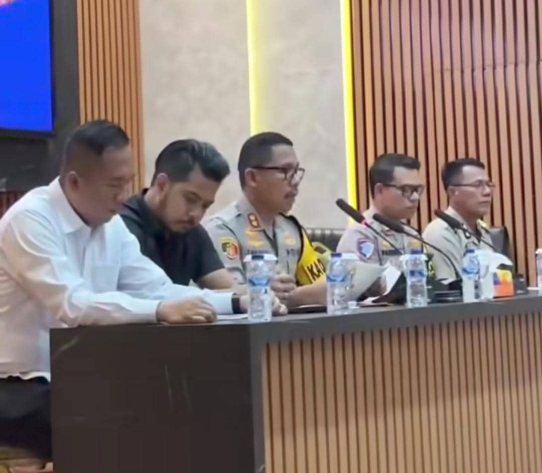 Kapolres Muba AKBP God Parlasro Sinaga didampingi pejabat utama Polres Muba memaparkan capaian kinerja penegakan hukum sepanjang tahun 2025 dalam konferensi pers akhir tahun di Mapolres Muba.