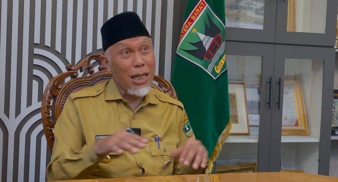 Gubernur Sumatra Barat Mahyeldi Ansharullah saat diwawancarai Pimpinan Redaksi IDN Times Uni Lubis, Selasa (30/12/2025). (IDN Times/Halbert Caniago)