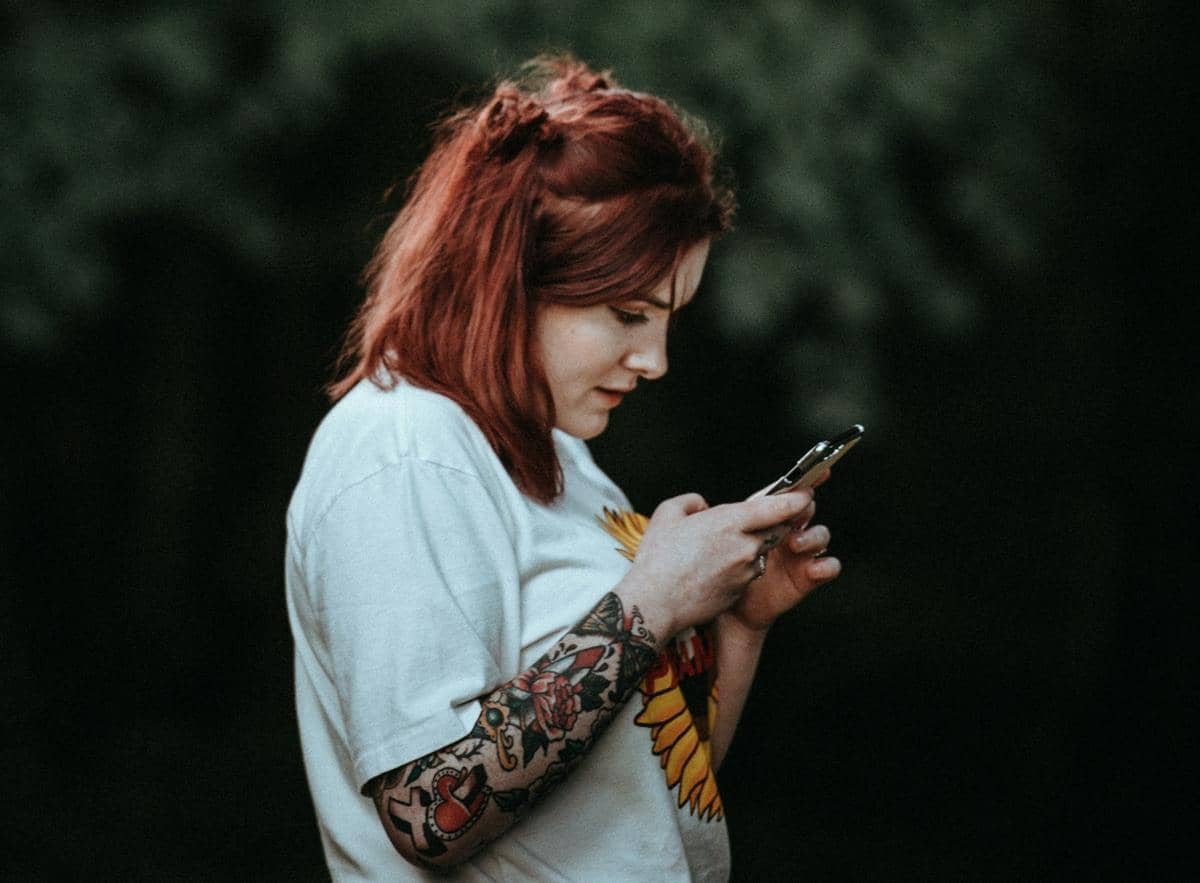 Ilustrasi membuka media sosial (unsplash.com/Photo by Annie Spratt)