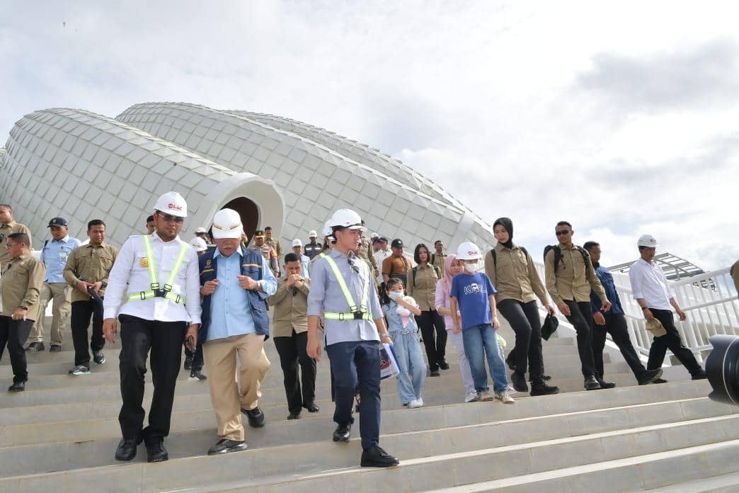 Wakil Presiden (Wapres) RI, Gibran Rakabuming meninjau pembangunan Masjid Negara Ibu Kota Nusantara (IKN), Kalimantan Timur
