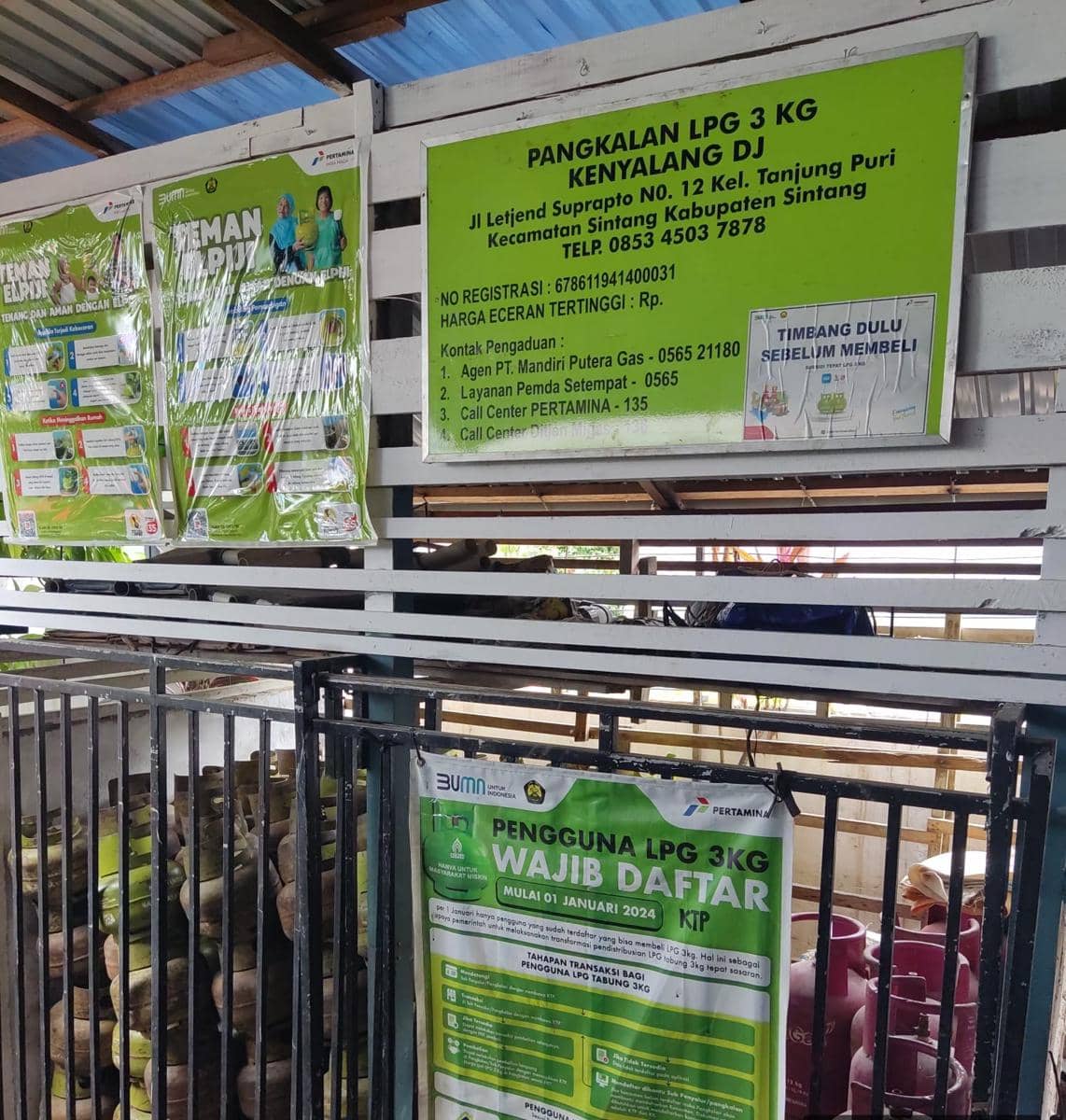 Pangkalan gas di Sintang.