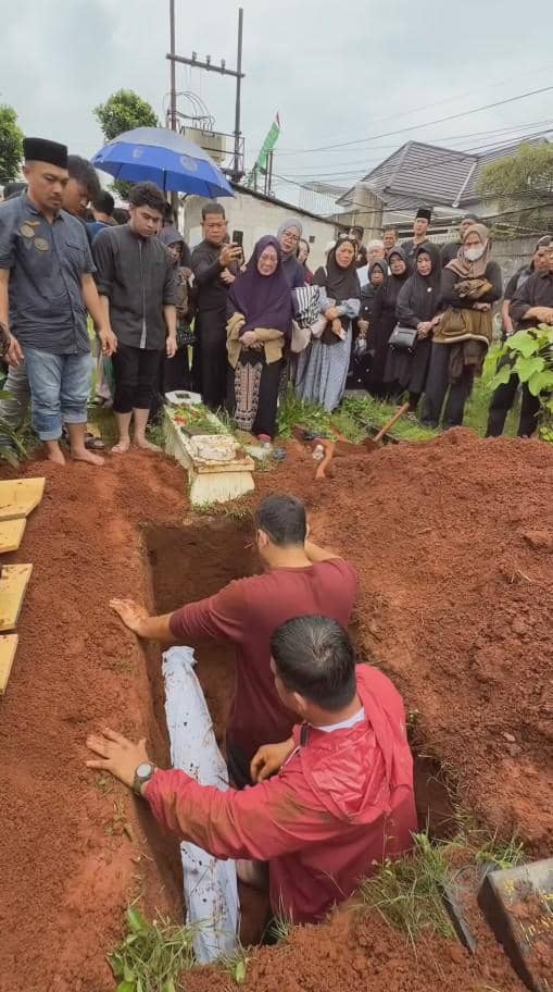 Pemakaman Ayah Gilang Dirga (instagram.com/irfanhakim75)