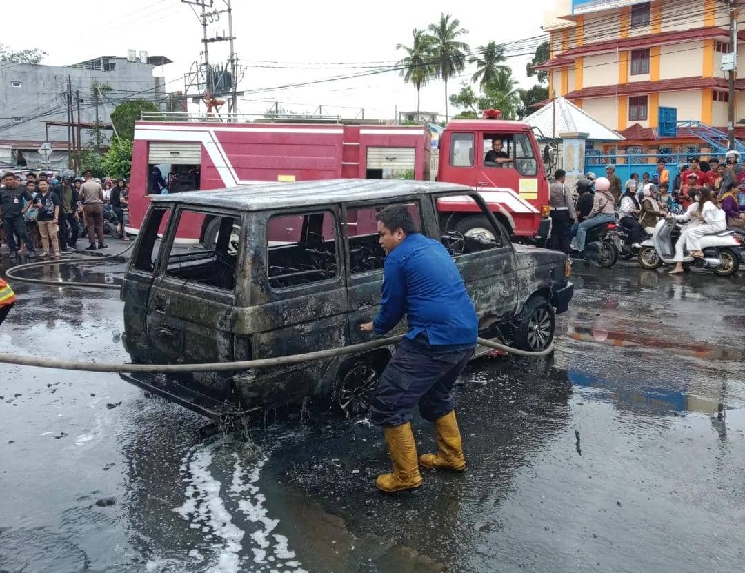 Mobil Kijang terbakar di bengkel knalpot Linggau.
