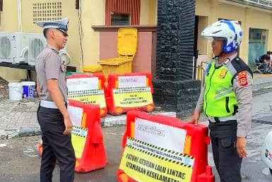 Satuan Lalu Lintas Polrestabes Makassar memberlakukan penutupan sejumlah ruas jalan pada malam pergantian tahun 2025-2026. (Dok. Polrestabes Makassar)