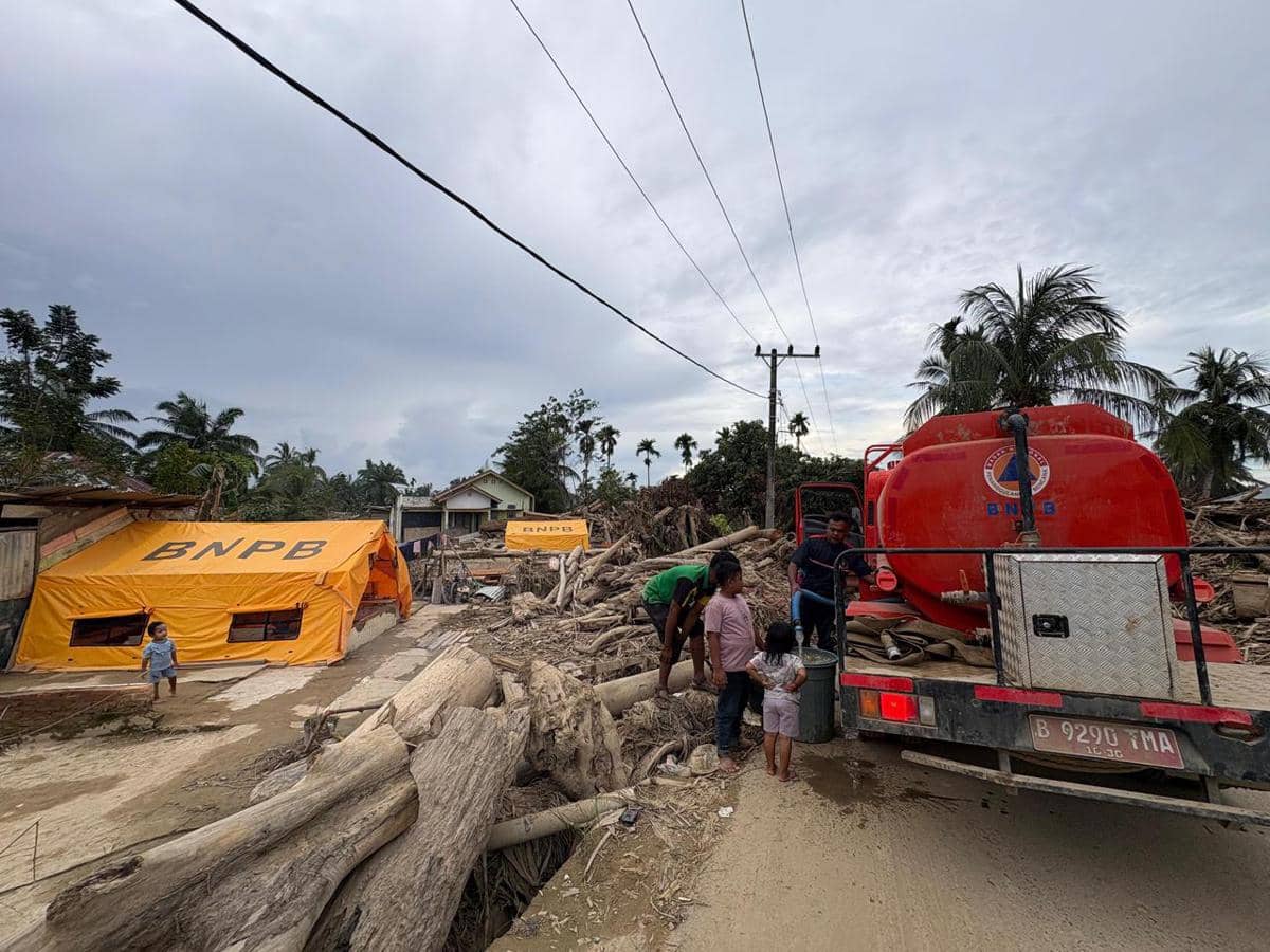 Distribusi air bersih menggunakan mobil tangki air ke Gampong Air Tenang, Kecamatan Karang Baru, Kabupaten Aceh Tamiang, Selasa (30/12/2025). (Dok. BNPB)