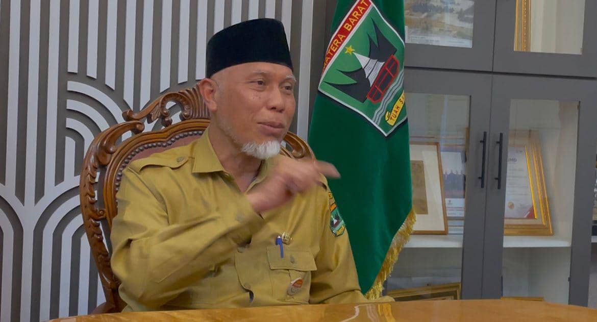 Gubernur Sumatra Barat Mahyeldi Ansharullah saat diwawancarai Pimpinan Redaksi IDN Times Uni Lubis, Selasa (30/12/2025).