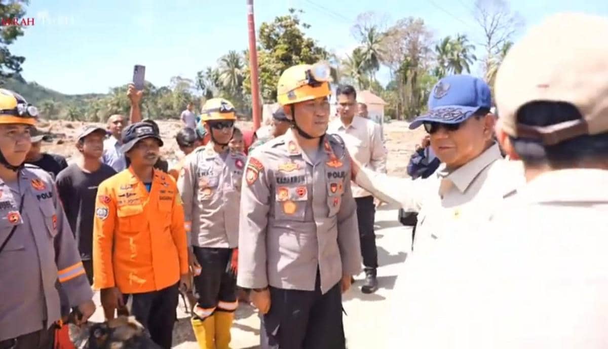 Kala Presiden Prabowo Berhenti untuk Sapa Pencari Korban Hilang di Tapsel (Youtube.com/Sekretariat Presiden)