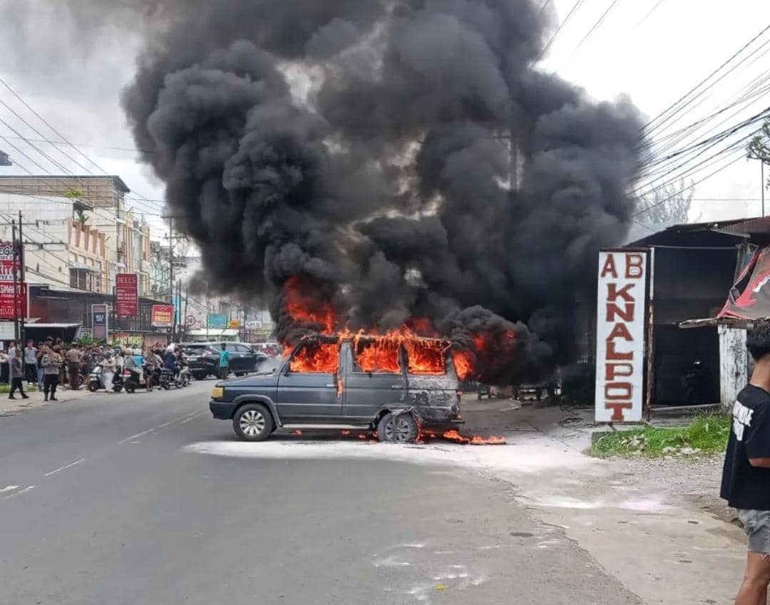 Mobil Kijang terbakar di bengkel knalpot Linggau.
