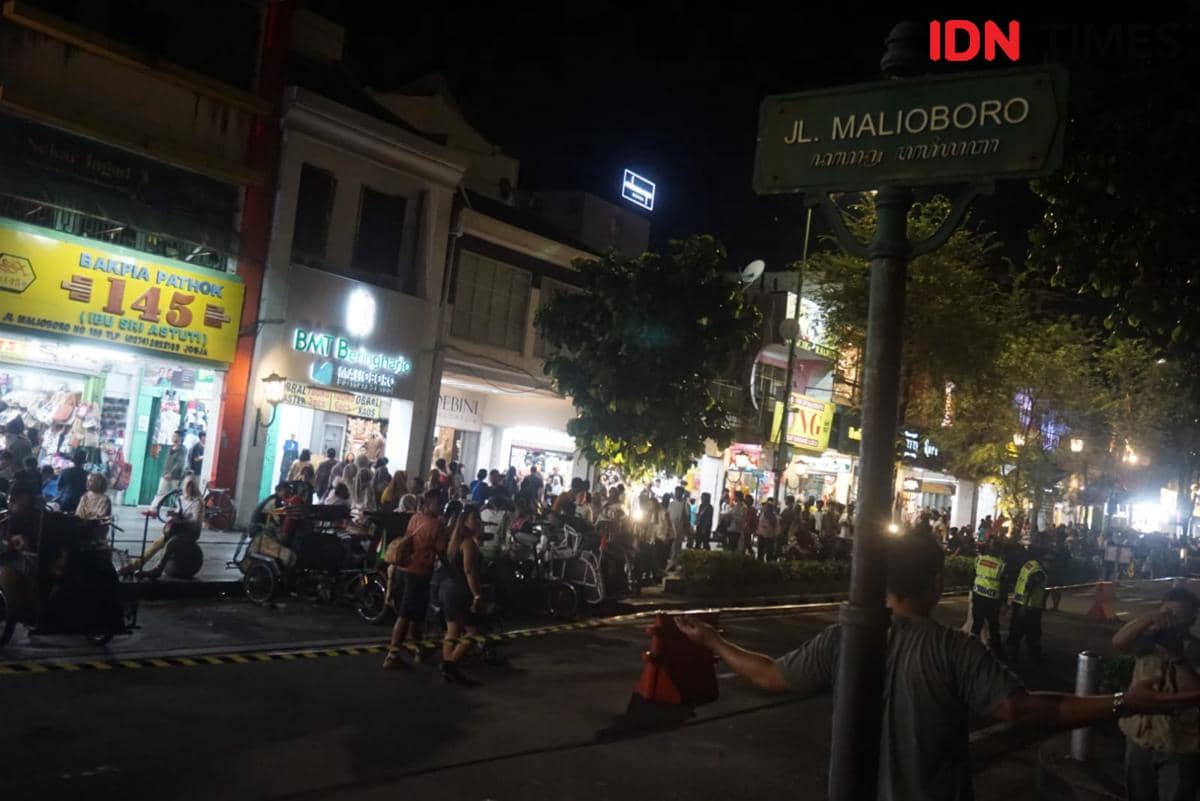 Pemerintah Kota Yogyakarta bersama kepolisian menutup akses kendaraan bermotor di kawasan Malioboro jelang malam pergantian tahun baru, Rabu (31/12/2025). 