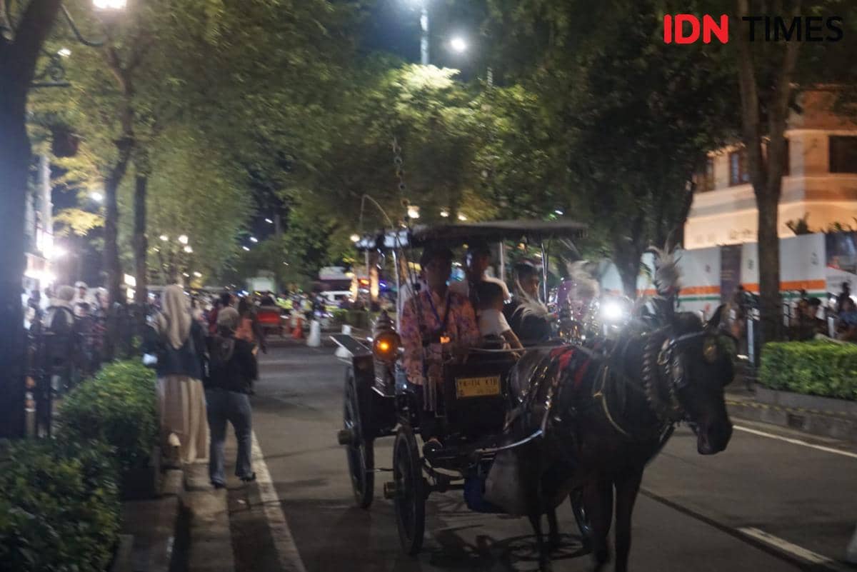 Pemerintah Kota Yogyakarta bersama kepolisian menutup akses kendaraan bermotor di kawasan Malioboro jelang malam pergantian tahun baru, Rabu (31/12/2025).