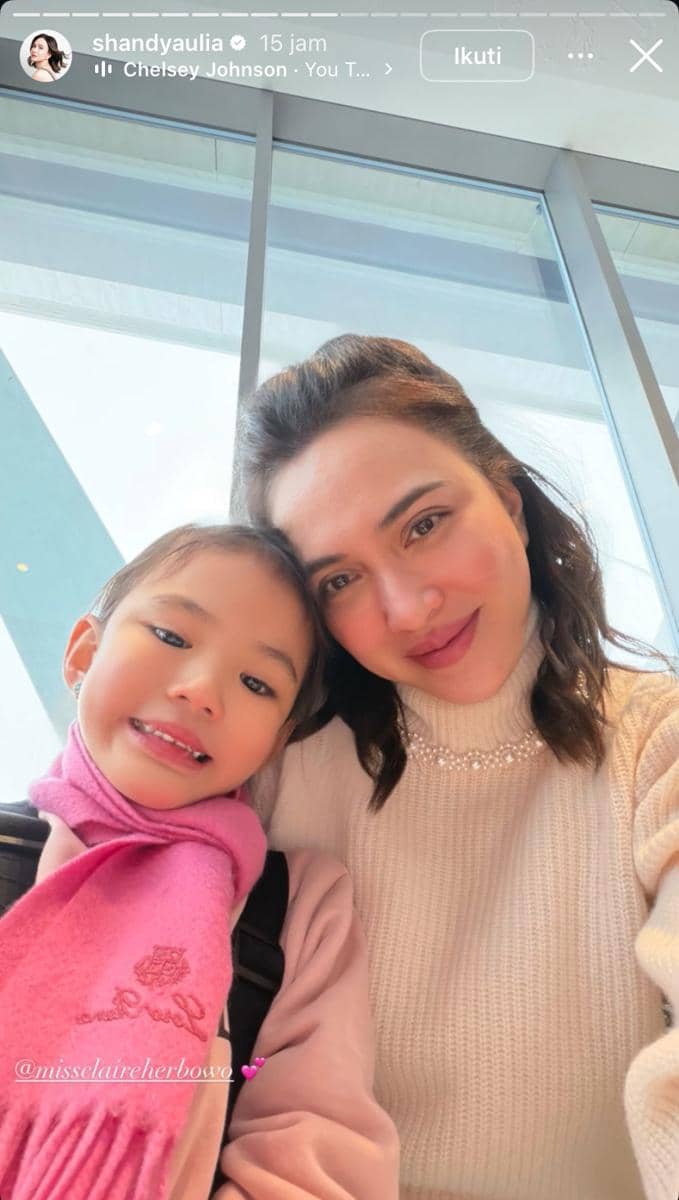 potret seleb single mom liburan bareng anak