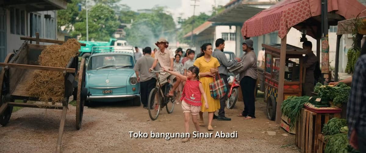 Dengan suaranya yang ceria, Na Willa menceritakan kesehariannya, seperti ikut Mak (Irma Rihi), sang ibu ke pasar