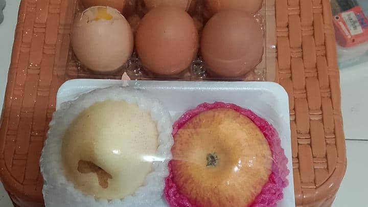 Paket MBG di Kota Blitar yang berisi telur mentah. IDN Time/istimewa