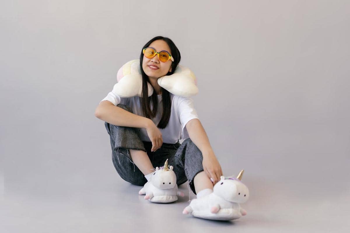 memakai bantal leher