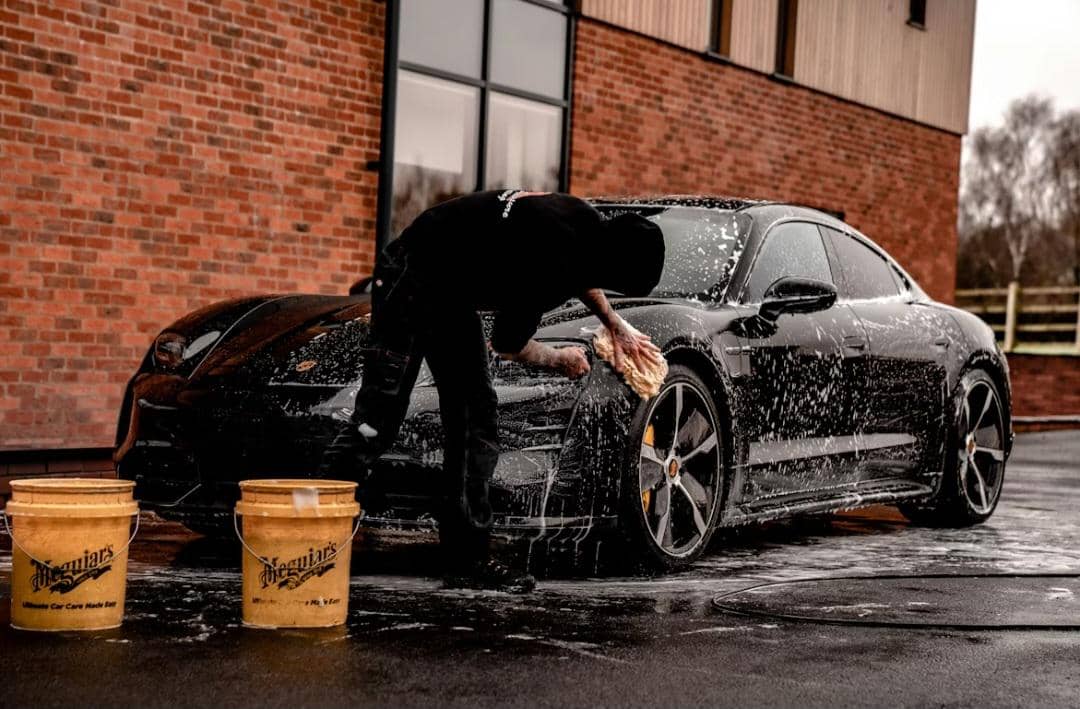 ilustrasi mencuci mobil