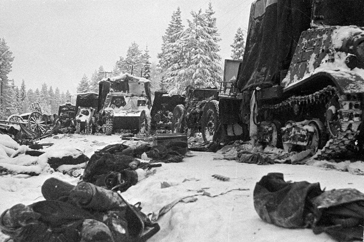 Peralatan Soviet dan tentara yang gugur di Raate Road, Suomussalmi, akibat cuaca dingin ekstrem. 
