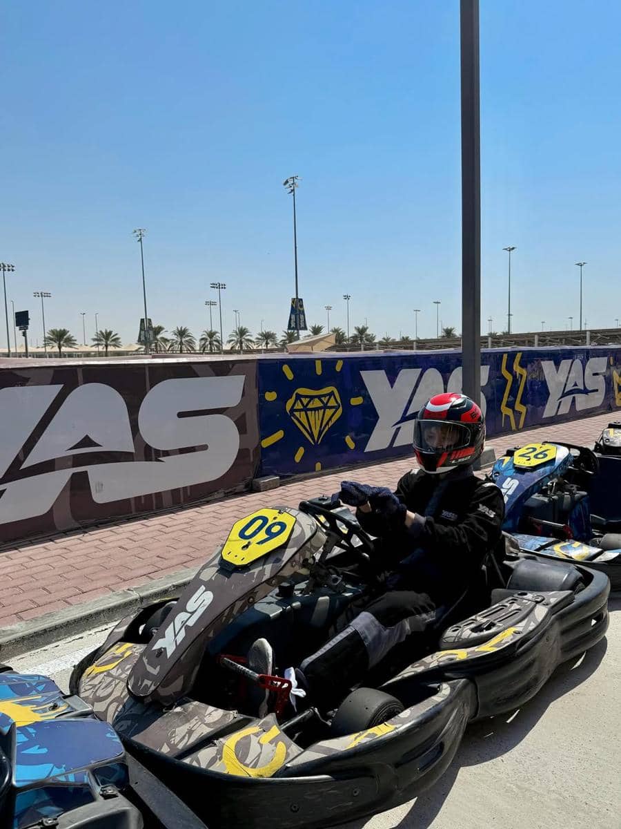 potret Chenle NCT Dream naik gokart di Sirkuit Yas Marina, Abu Dhabi, Uni Emirat Arab