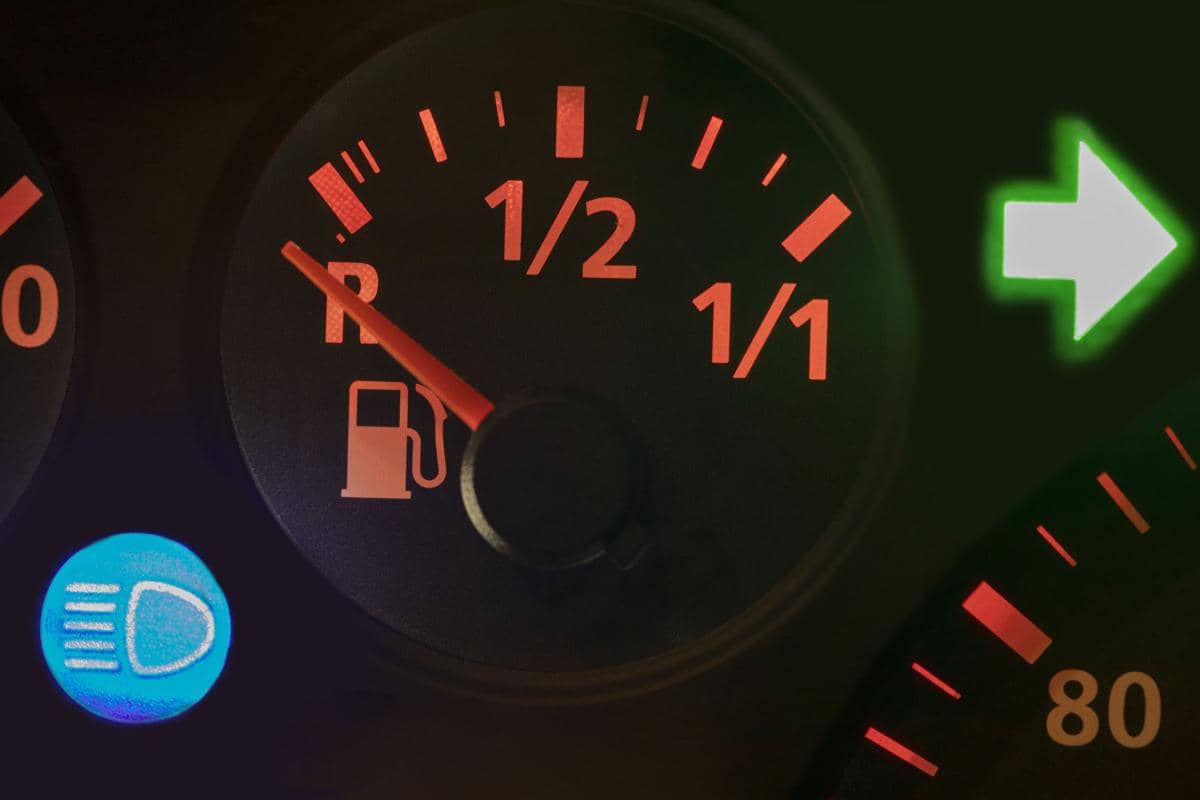 Ilustrasi indikator BBM pada mobil menyala